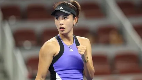 王曼昱蒯曼荣获乒乓球女双金牌