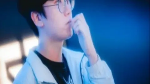 吴艳妮新形象惊艳热搜，浙江在线直播比赛精彩瞬间