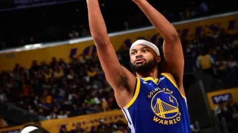 10月足球英雄：姆伯莫独揽三球并送关键助攻，荣登PFA球迷月度最受欢迎大奖！